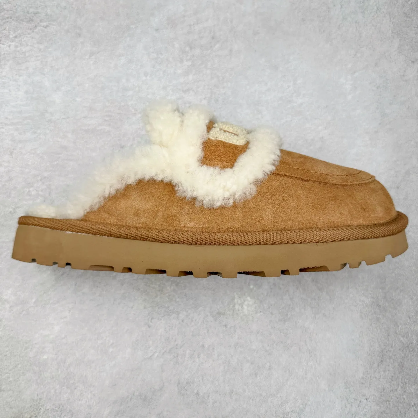 Pick up locally 💰 440 UGG slippers 1206 letter embroidered classic short-tube autumn and winter sheep fur all-in-one snow boots All shoes are made from the same factory as ZP Longfeng A-grade Australian imported sheep fur all-in-one Brand OEM production line Fully follow the ZP process flow OEM original pattern maker Adhere to no original shoes and no development selection Pay attention to every detail The most authentic version on the market TREADLITE "Light Wing" technology outsole Lightweight/durable/flexible/pile size: 35 36 37 38 39 40 Coding: by2936070
